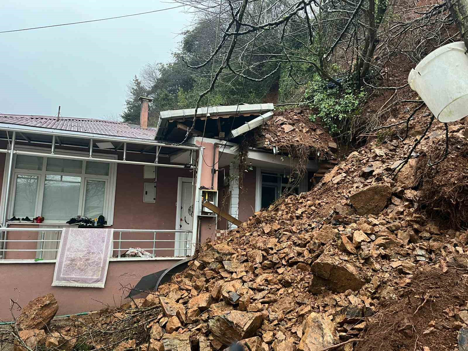 beykozda toprak kaymasi tek katli ev ve otomobil hasar gordu 1