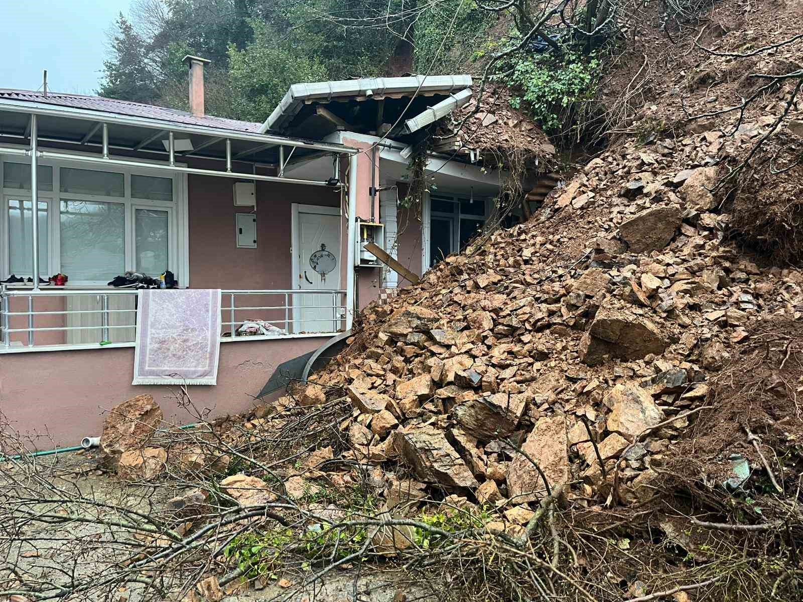 beykozda toprak kaymasi tek katli ev ve otomobil hasar gordu 2