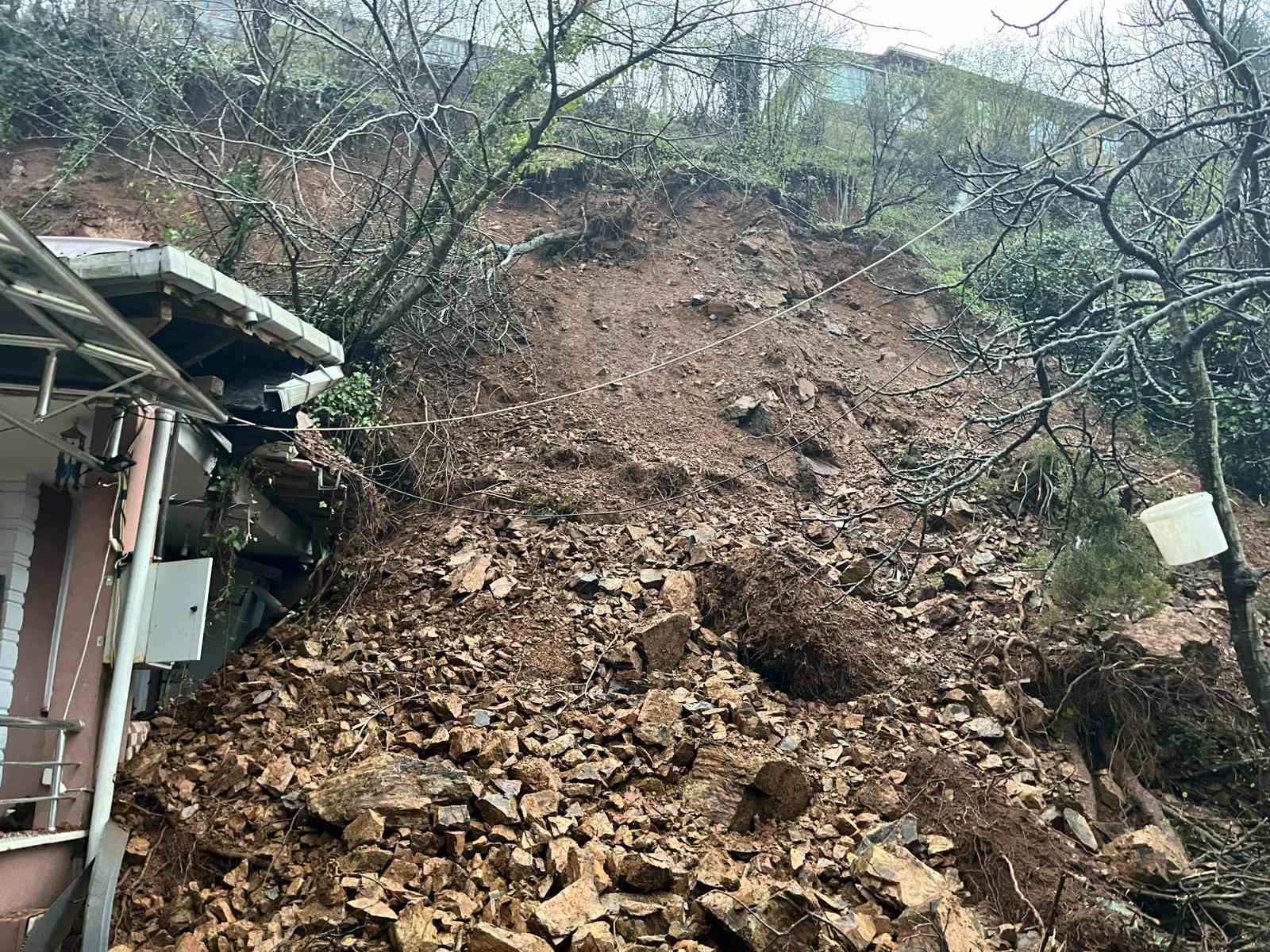 beykozda toprak kaymasi tek katli ev ve otomobil hasar gordu 3 uskURwtK