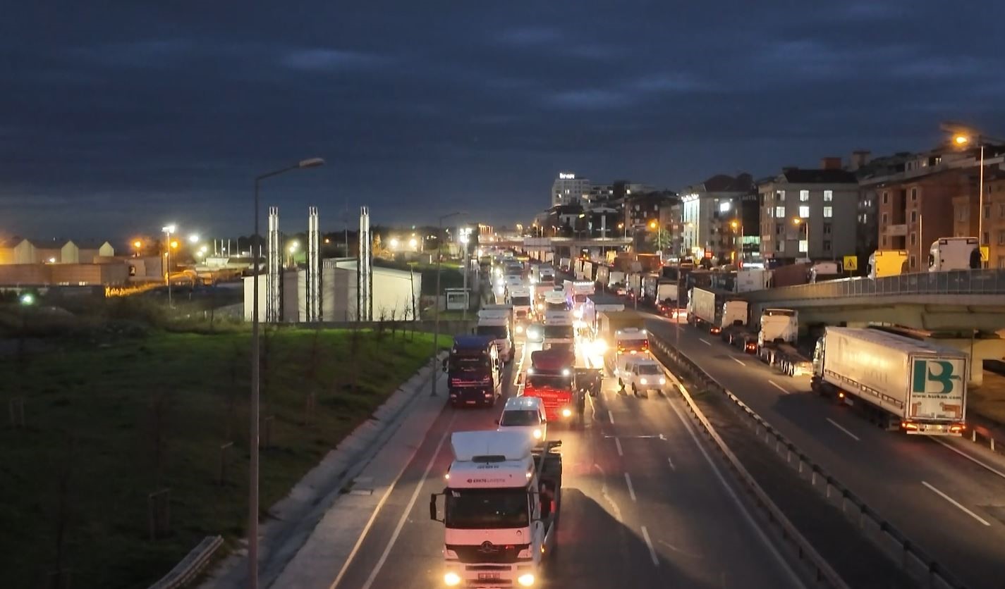 beylikduzu ambarlida eylem yapan tir soforleri nedeniyle trafik durma noktasina geldi 1 7vHgA1pt