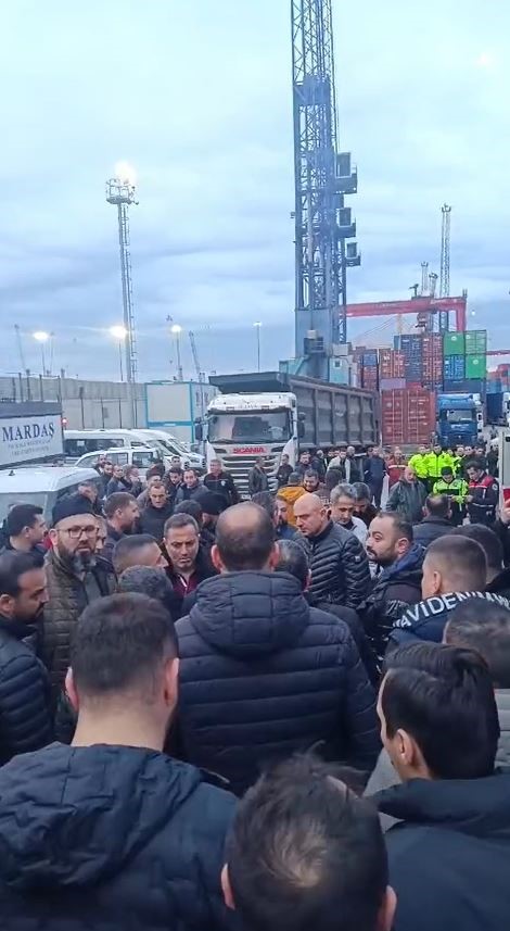 beylikduzu ambarlida eylem yapan tir soforleri nedeniyle trafik durma noktasina geldi 2 rQc8vOhz