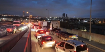beylikduzu-ambarlida-eylem-yapan-tir-soforleri-nedeniyle-trafik-durma-noktasina-geldi-2zP6h8uf.jpg