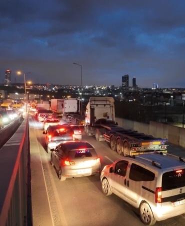 beylikduzu-ambarlida-eylem-yapan-tir-soforleri-nedeniyle-trafik-durma-noktasina-geldi-2zP6h8uf.jpg