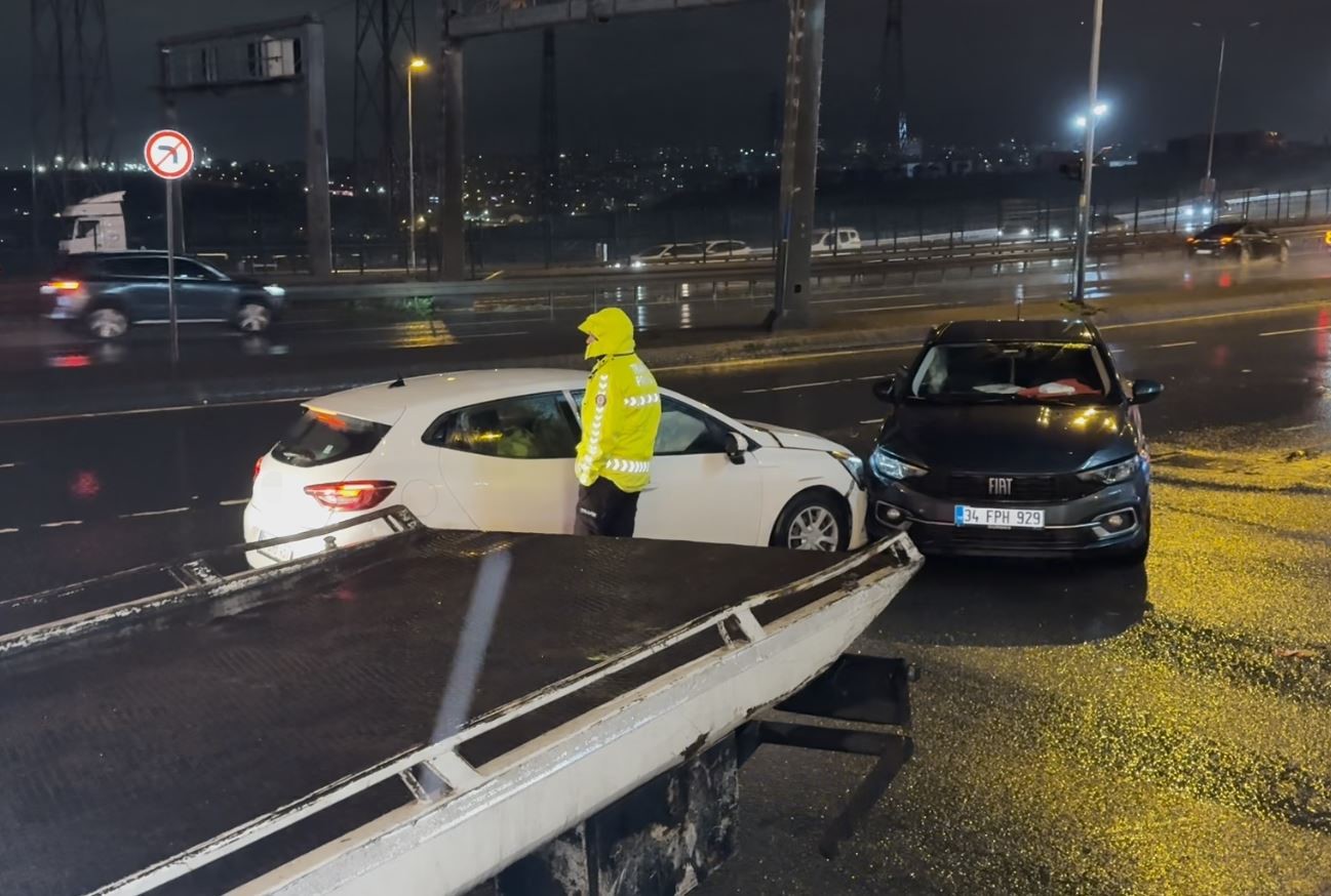 Beylikdüzü E-5’te iki araç çarpıştı: 1 yaralı 4 beylikduzu e 5te iki arac carpisti 1 yarali 0 71JLDWjT