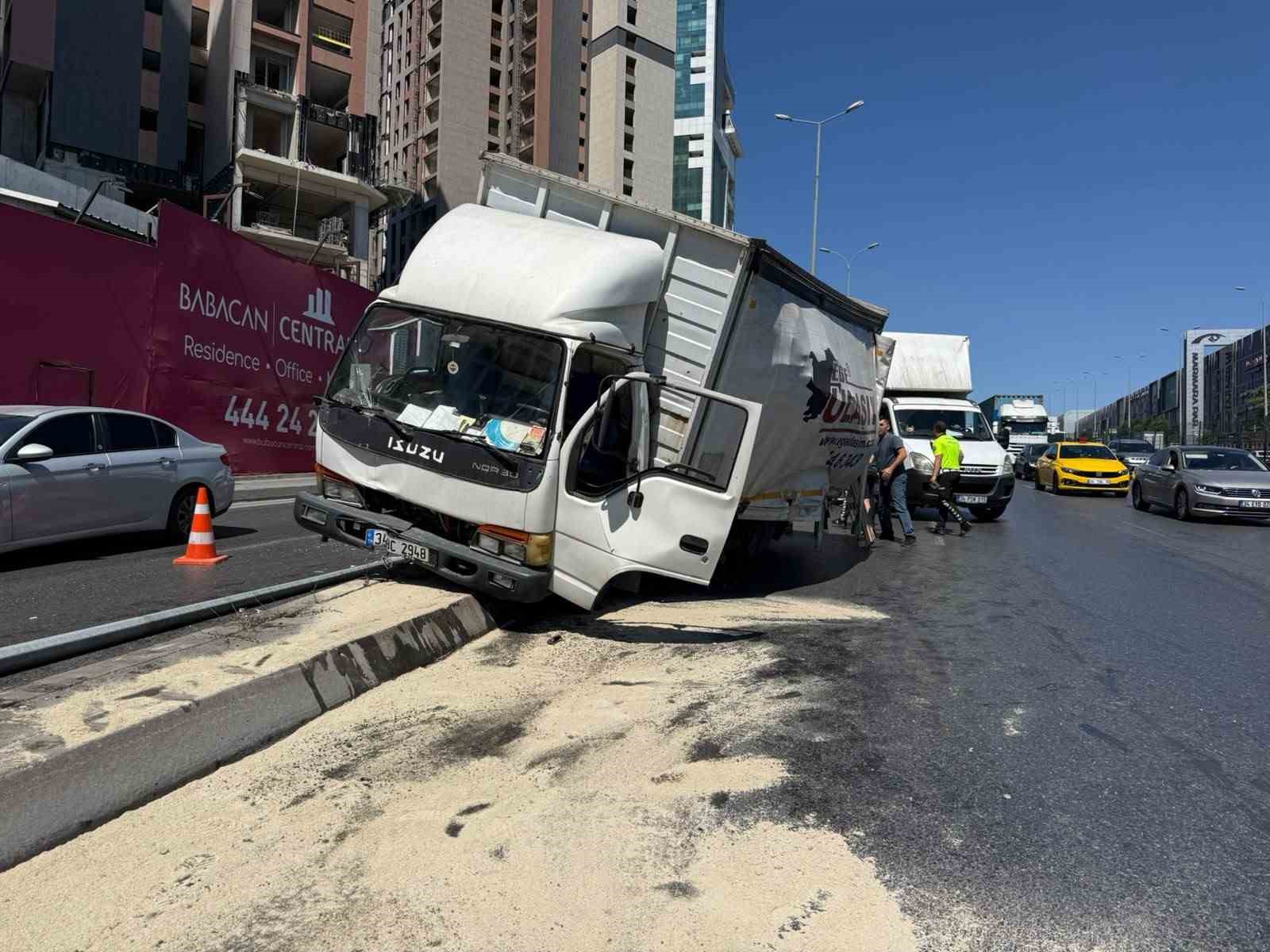 beylikduzu e 5te trafigi kilitleyen kaza 0 D9Tibgi2