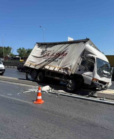 beylikduzu-e-5te-trafigi-kilitleyen-kaza-nsB9XCQg.jpg