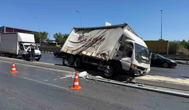 beylikduzu-e-5te-trafigi-kilitleyen-kaza-nsB9XCQg.jpg