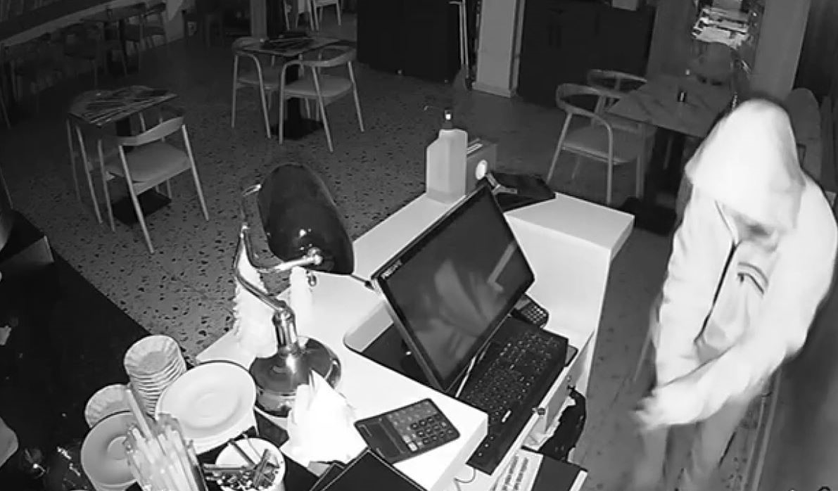 Beylikdüzü’nde 3 işyerinden toplam 51 bin 500 TL çalan hırsızlar kamerada 6 beylikduzunde 3 isyerinden toplam 51 bin 500 tl calan hirsizlar kamerada 2 DP2a2PIV