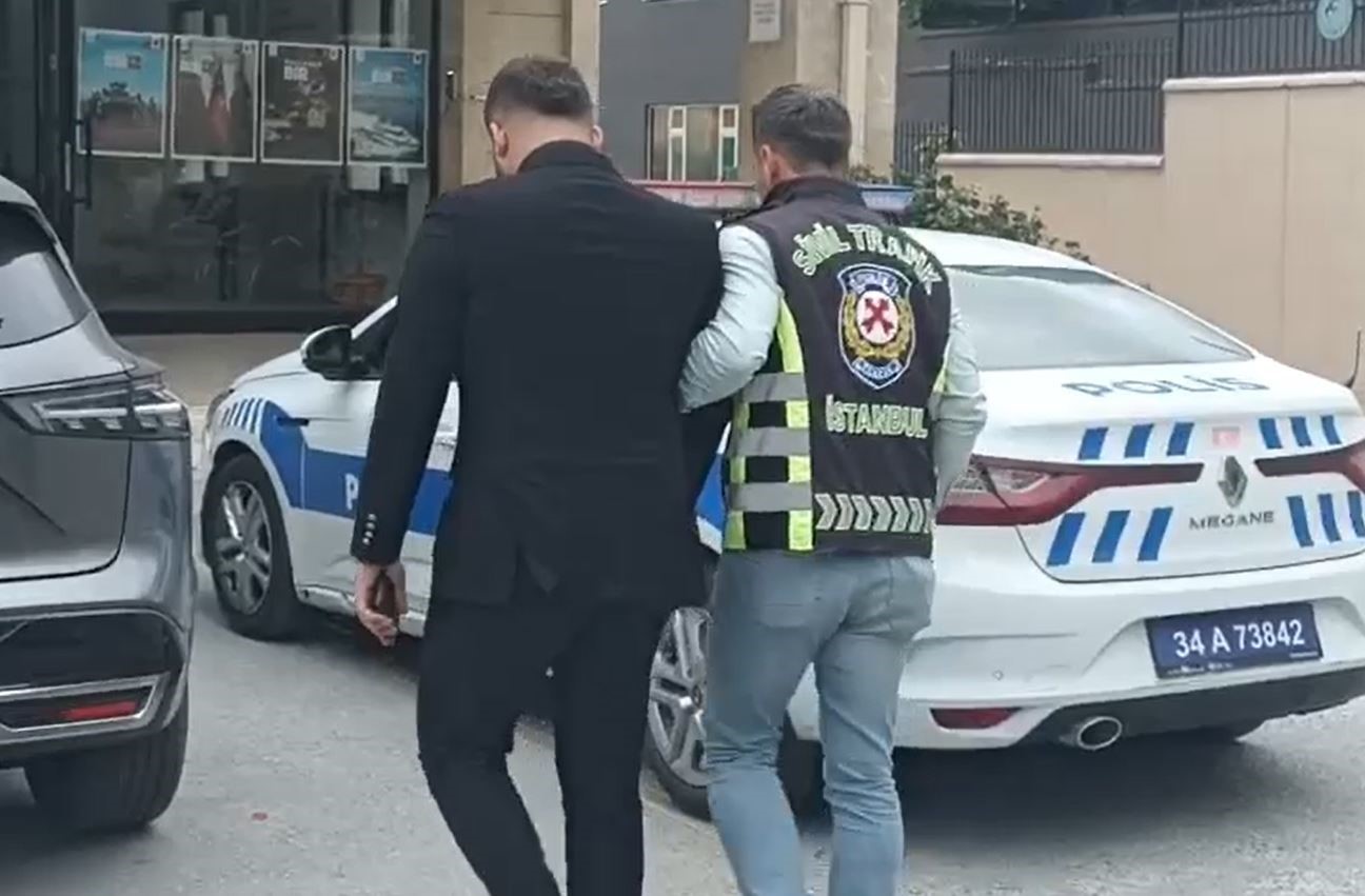 beylikduzunde arac surucu motosikletliye saldirdigi anlar kamerada 0 r82rBDNB