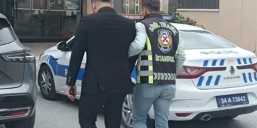 beylikduzunde-arac-surucu-motosikletliye-saldirdigi-anlar-kamerada-xlW6CqRj.jpg