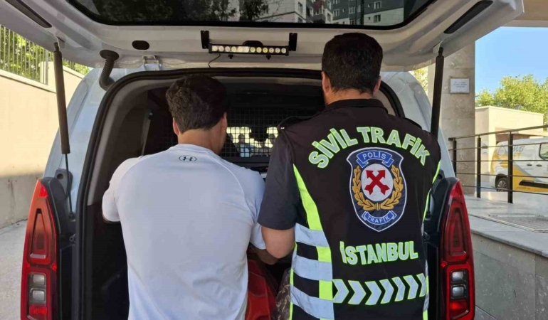 beylikduzunde-araci-durdurup-saldiran-surucuye-180-bin-lira-ceza-ehliyetine-el-konuldu-uHsCLKlA.jpg