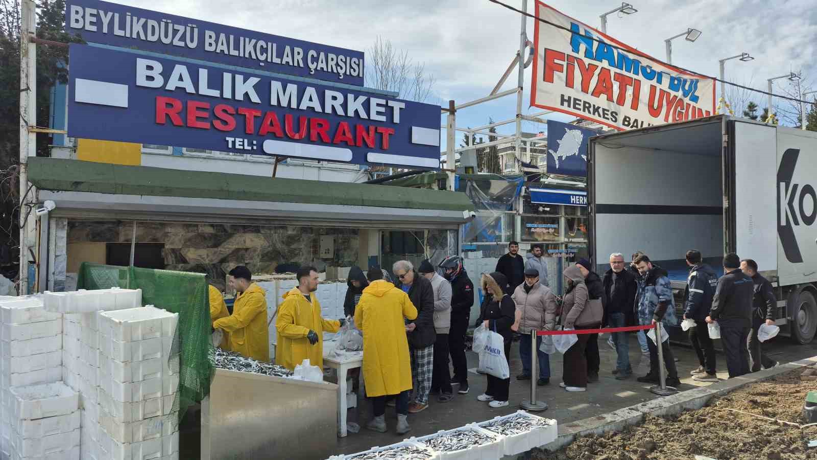 beylikduzunde balikci kenan 3 tir hamsiyi ucretsiz dagitti 1 7Ae77Wlf