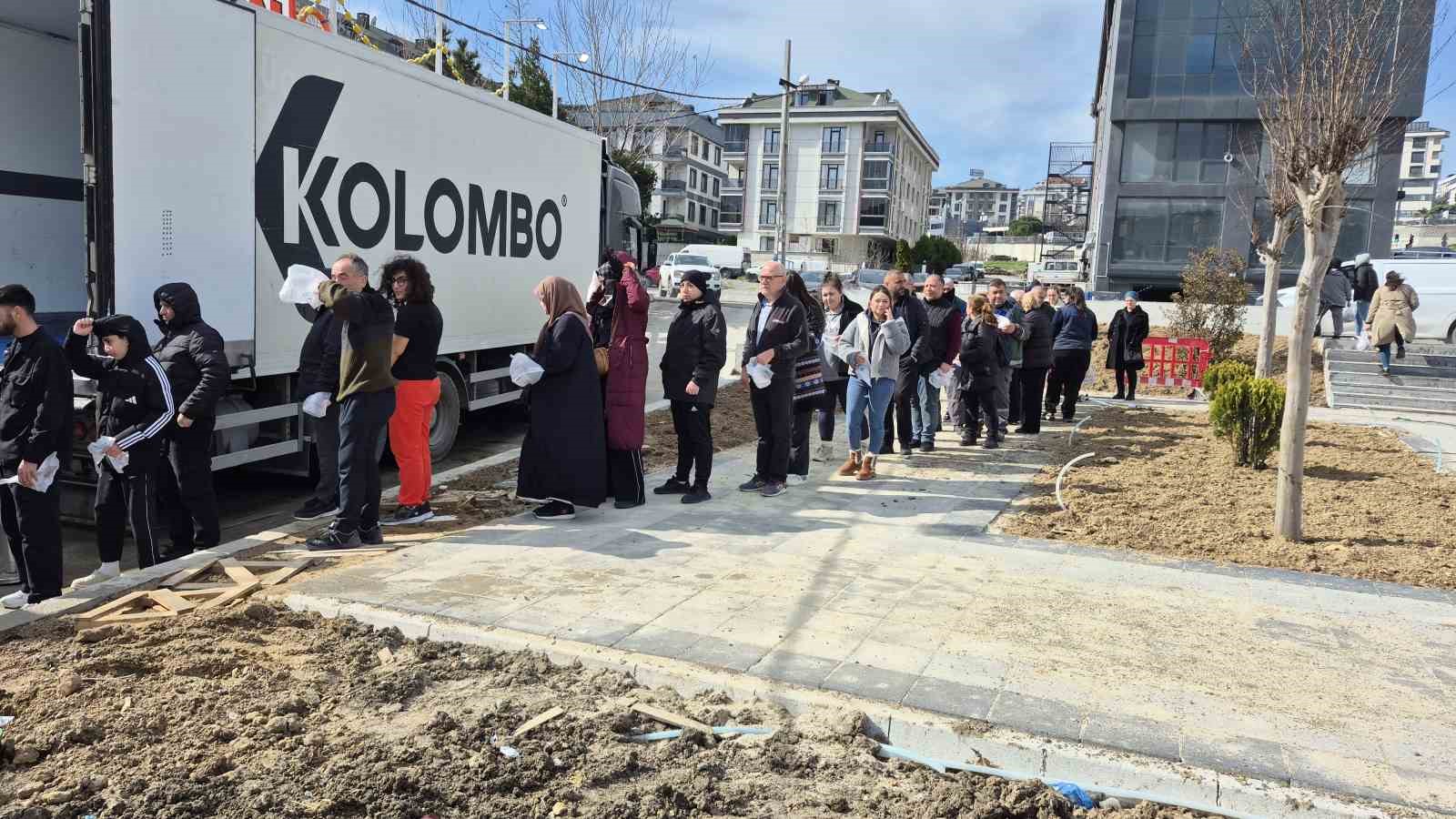 beylikduzunde balikci kenan 3 tir hamsiyi ucretsiz dagitti 2 aYm4RhR1
