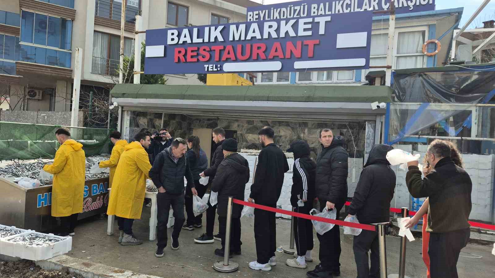 beylikduzunde balikci kenan 3 tir hamsiyi ucretsiz dagitti 3 InJJlAeW