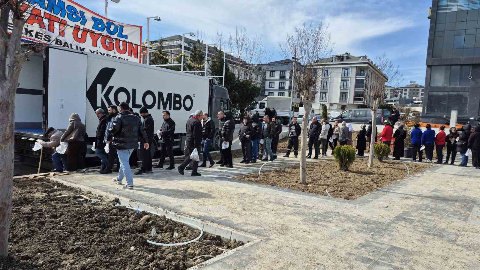 beylikduzunde balikci kenan 3 tir hamsiyi ucretsiz dagitti 4 b232wvl9