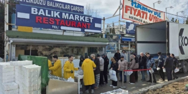 beylikduzunde-balikci-kenan-3-tir-hamsiyi-ucretsiz-dagitti-Ty7G6q1O.jpg
