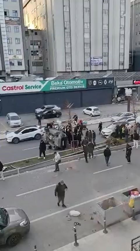 beylikduzunde direge carpan arac takla atti 0 V3izYOBj