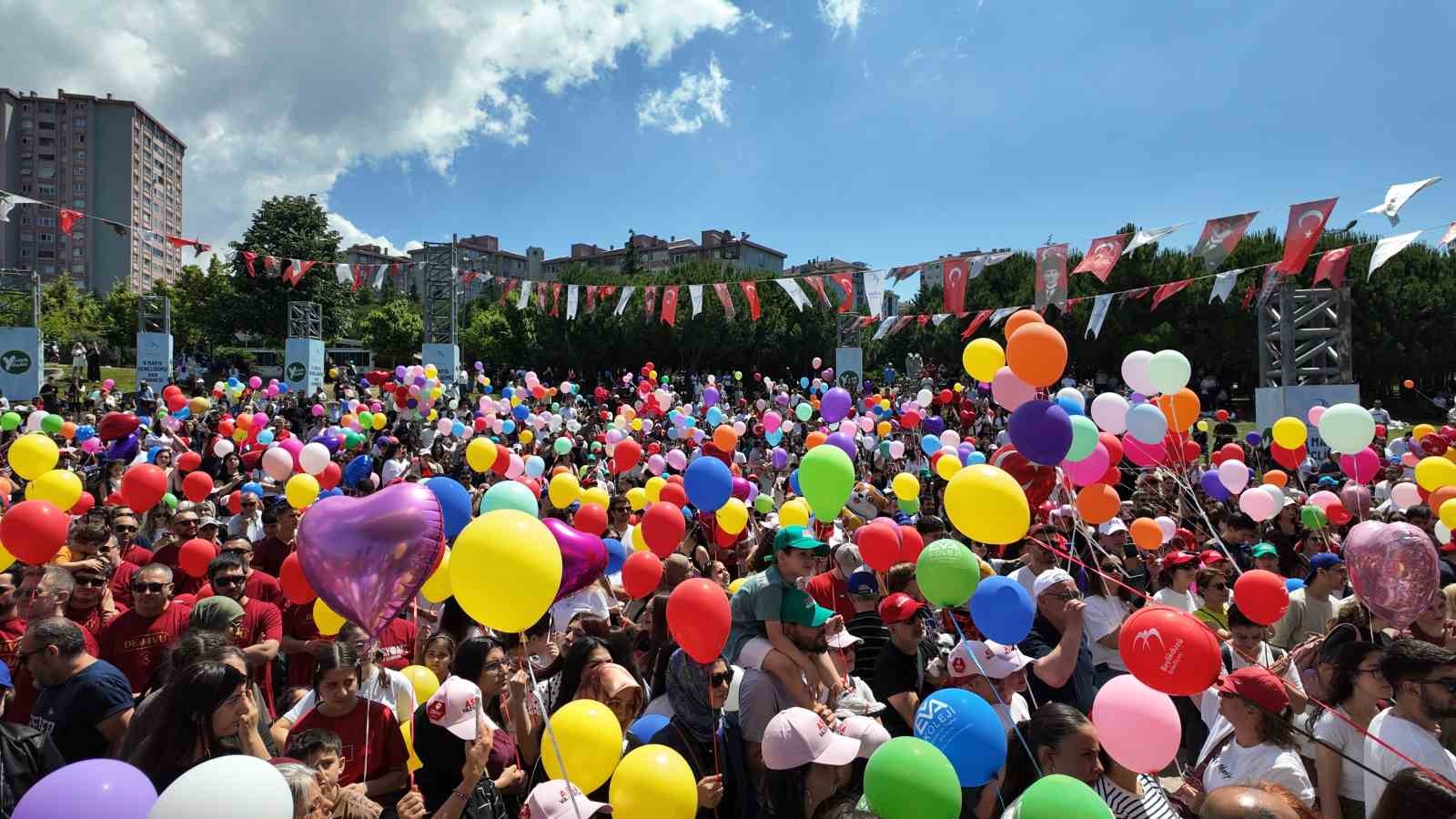 Beylikdüzü’nde kanseri yenen 9 yaşındaki Almira için binlerce balon gökyüzüne bırakıldı 4 beylikduzunde kanseri yenen 9 yasindaki almira icin binlerce balon gokyuzune birakildi 0 zNgwWUHC
