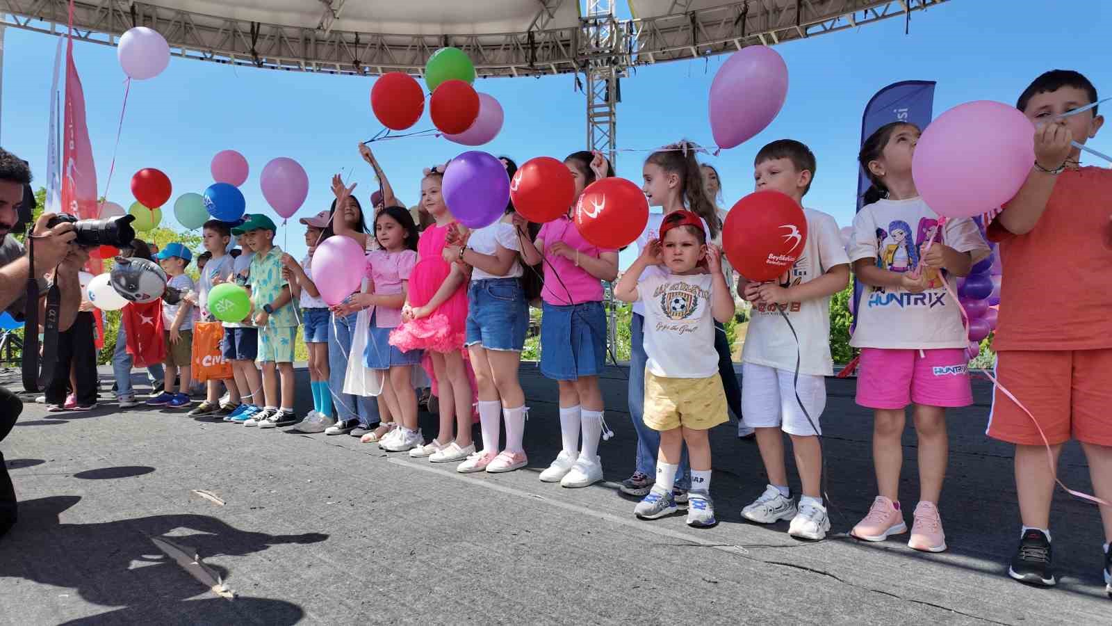 Beylikdüzü’nde kanseri yenen 9 yaşındaki Almira için binlerce balon gökyüzüne bırakıldı 5 beylikduzunde kanseri yenen 9 yasindaki almira icin binlerce balon gokyuzune birakildi 1 pRRAFFEZ