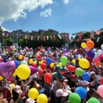 beylikduzunde-kanseri-yenen-9-yasindaki-almira-icin-binlerce-balon-gokyuzune-birakildi-12yOyvJ9.jpg