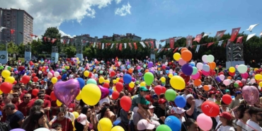 beylikduzunde-kanseri-yenen-9-yasindaki-almira-icin-binlerce-balon-gokyuzune-birakildi-12yOyvJ9.jpg