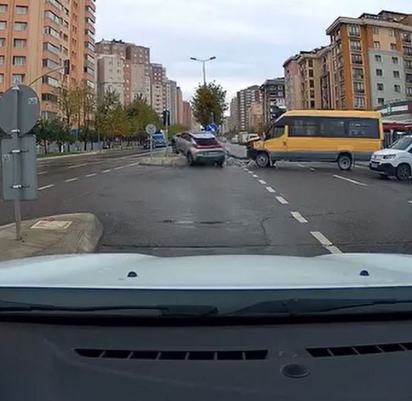 Beylikdüzü’nde kırmızı ışıkta geçen sürücü kazaya neden oldu: O anlar kamerada 4 beylikduzunde kirmizi isikta gecen surucu kazaya neden oldu o anlar kamerada 0 65qt1teT