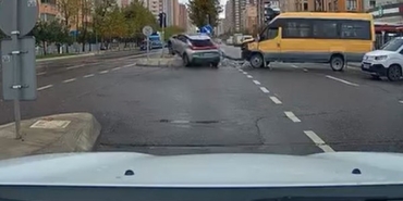 beylikduzunde-kirmizi-isikta-gecen-surucu-kazaya-neden-oldu-o-anlar-kamerada-drYt6hXL.jpg