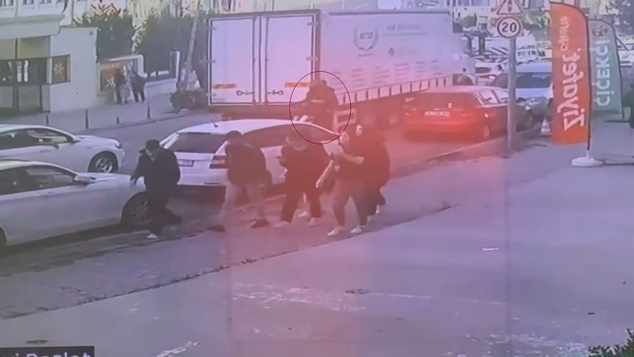 Beylikdüzü’nde okul çıkışında dehşeti yaşadılar: Ters yönden gelen scooter, kadına ve çocuğa çarptı; o anlar kamerada 5 beylikduzunde okul cikisinda dehseti yasadilar ters yonden gelen scooter kadina ve cocuga carpti o XMYJJJGH