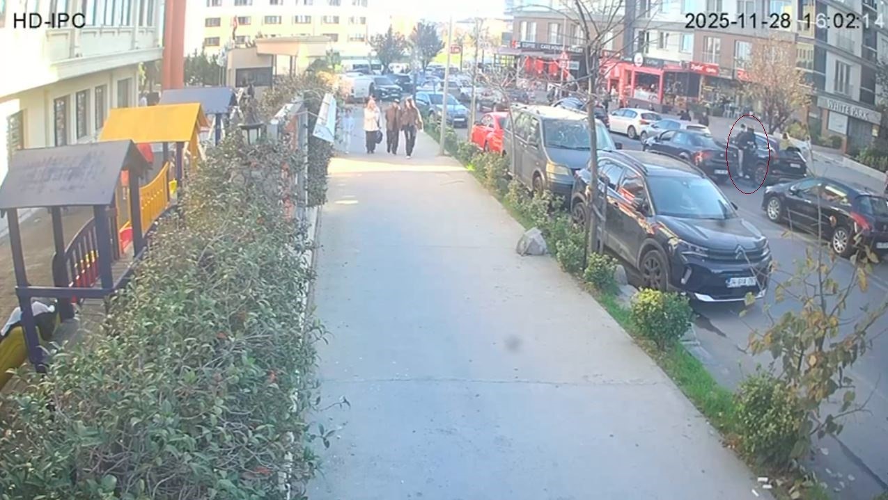 Beylikdüzü’nde okul çıkışında dehşeti yaşadılar: Ters yönden gelen scooter, kadına ve çocuğa çarptı; o anlar kamerada 7 beylikduzunde okul cikisinda dehseti yasadilar ters yonden gelen scooter kadina ve cocuga carpti o jN8P7vG1