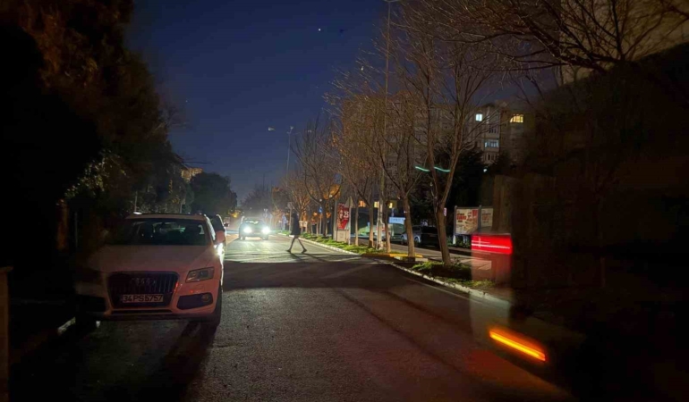 beylikduzunde-sokak-aydinlatmalarina-bakim-yapilmiyor-NFAntF3K.jpg