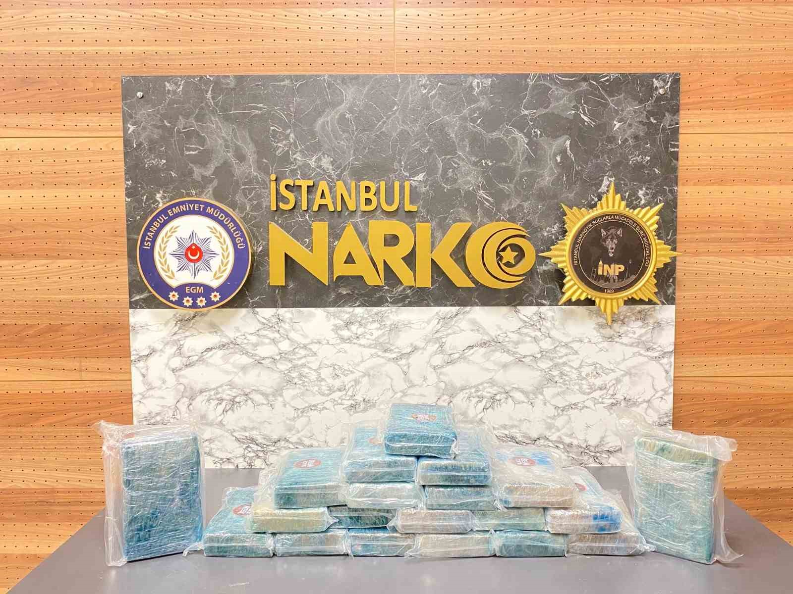 beylikduzunde taksinin bagajindaki valizde 23 kilogram kokain bulundu 4 gozalti 0 Rjr1gUAf