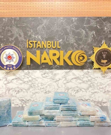 beylikduzunde-taksinin-bagajindaki-valizde-23-kilogram-kokain-bulundu-4-gozalti-rYasiIBc.jpg