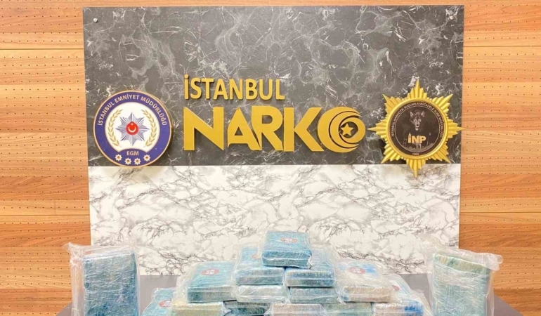 beylikduzunde-taksinin-bagajindaki-valizde-23-kilogram-kokain-bulundu-4-gozalti-rYasiIBc.jpg