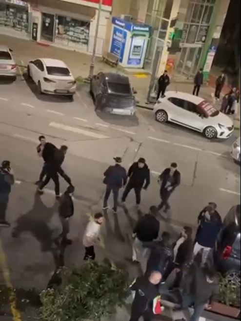 beylikduzunde tekme tokat kavga kameraya yansidi 1 6g8R3AZv