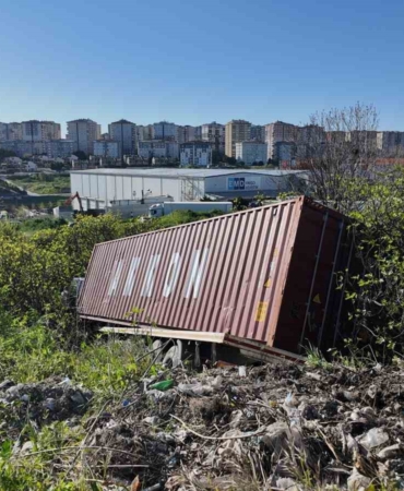 beylikduzunde-tir-kazasinda-faciadan-donuldu-EYnUPv6C.jpg
