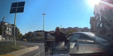 beylikduzunde-trafik-magandasi-taksicinin-onunu-kesip-aracini-yumrukladi-i7XkwuXQ.jpg