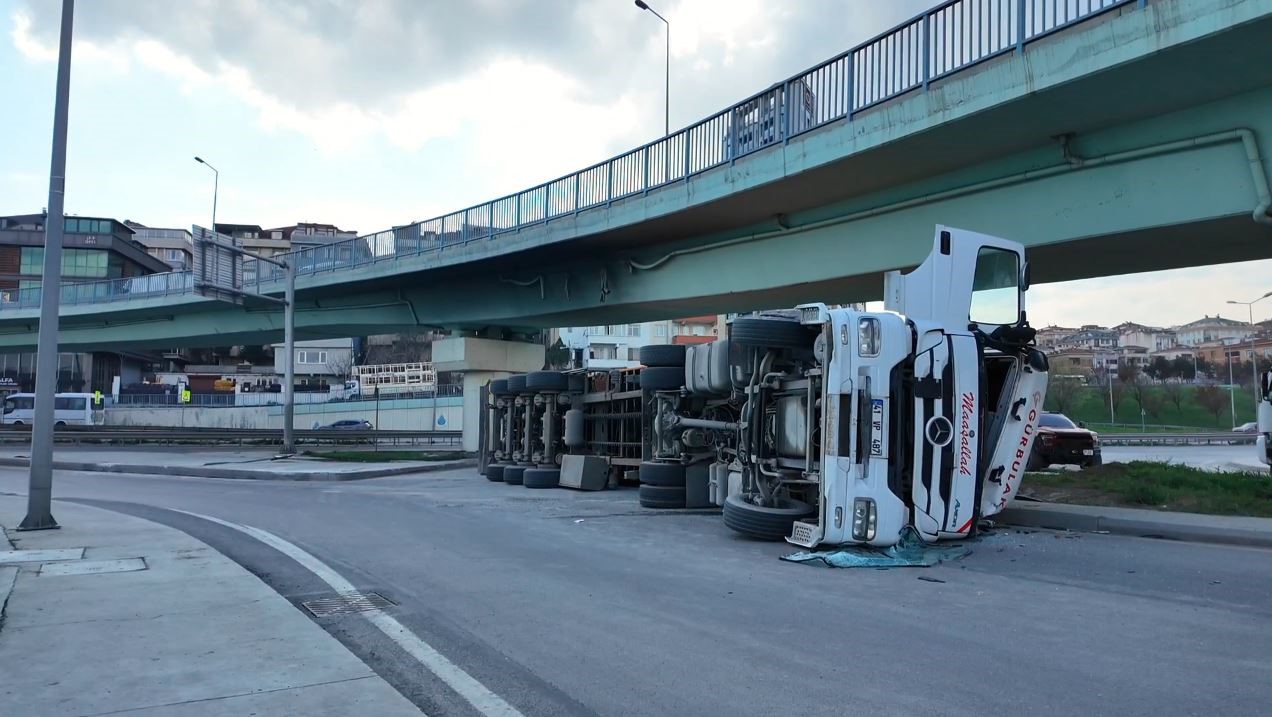 beylikduzunde viraji alamayan tir devrildi 0 zl5uTnaH