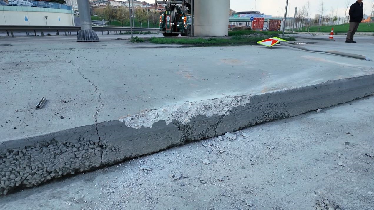 beylikduzunde viraji alamayan tir devrildi 1 fSr4Rp9z