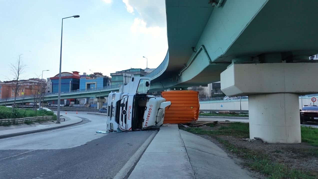 beylikduzunde viraji alamayan tir devrildi 2 mLq41EOa