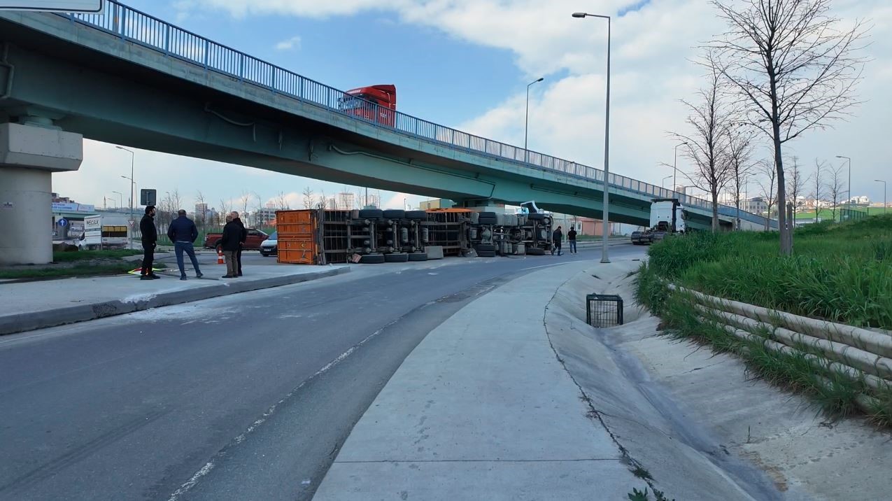 beylikduzunde viraji alamayan tir devrildi 3 YdSsK88s