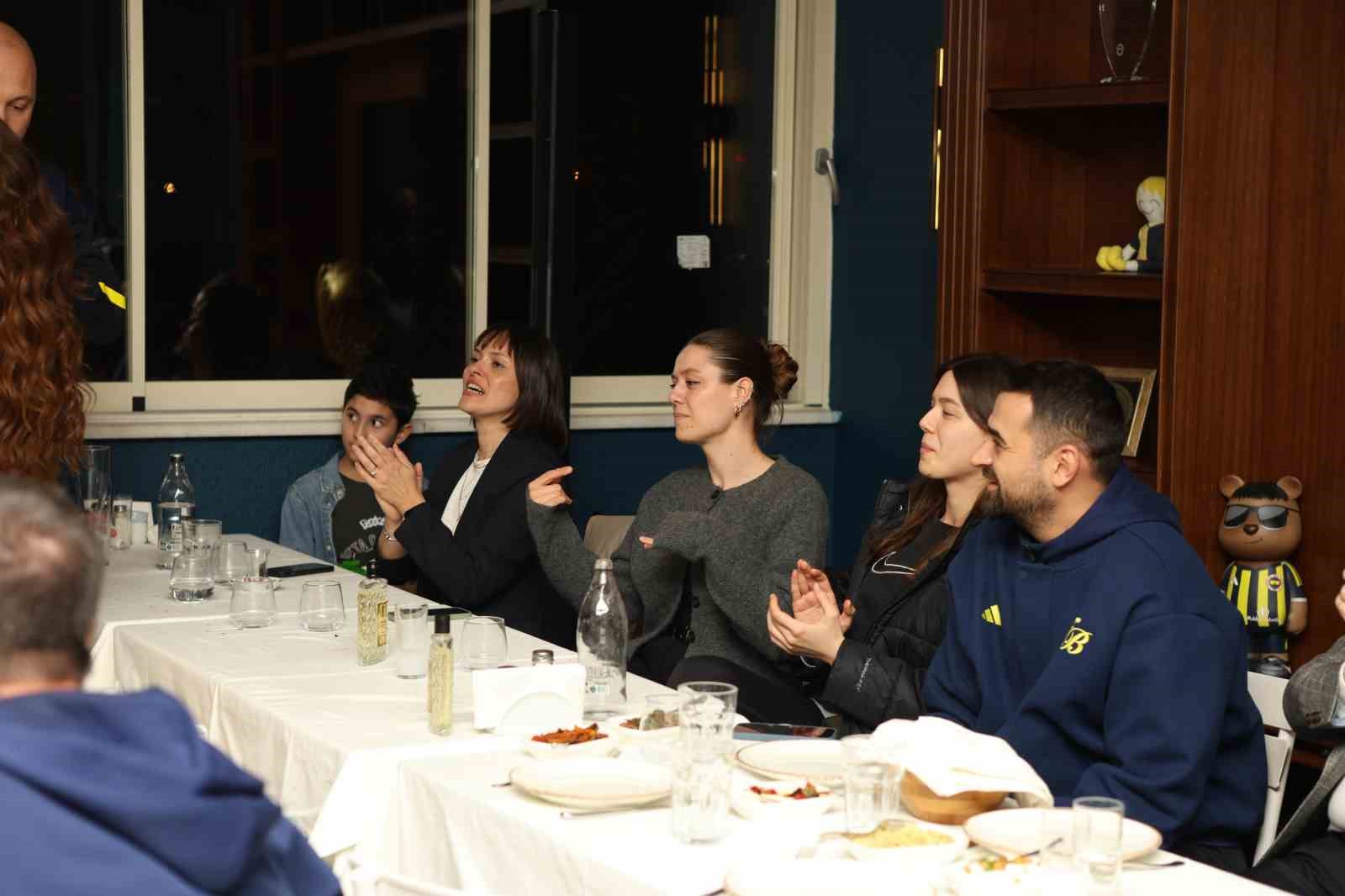 beyoglu fenerbahceliler dernegi sampiyonlari agirladi 0 J8BFMEfJ