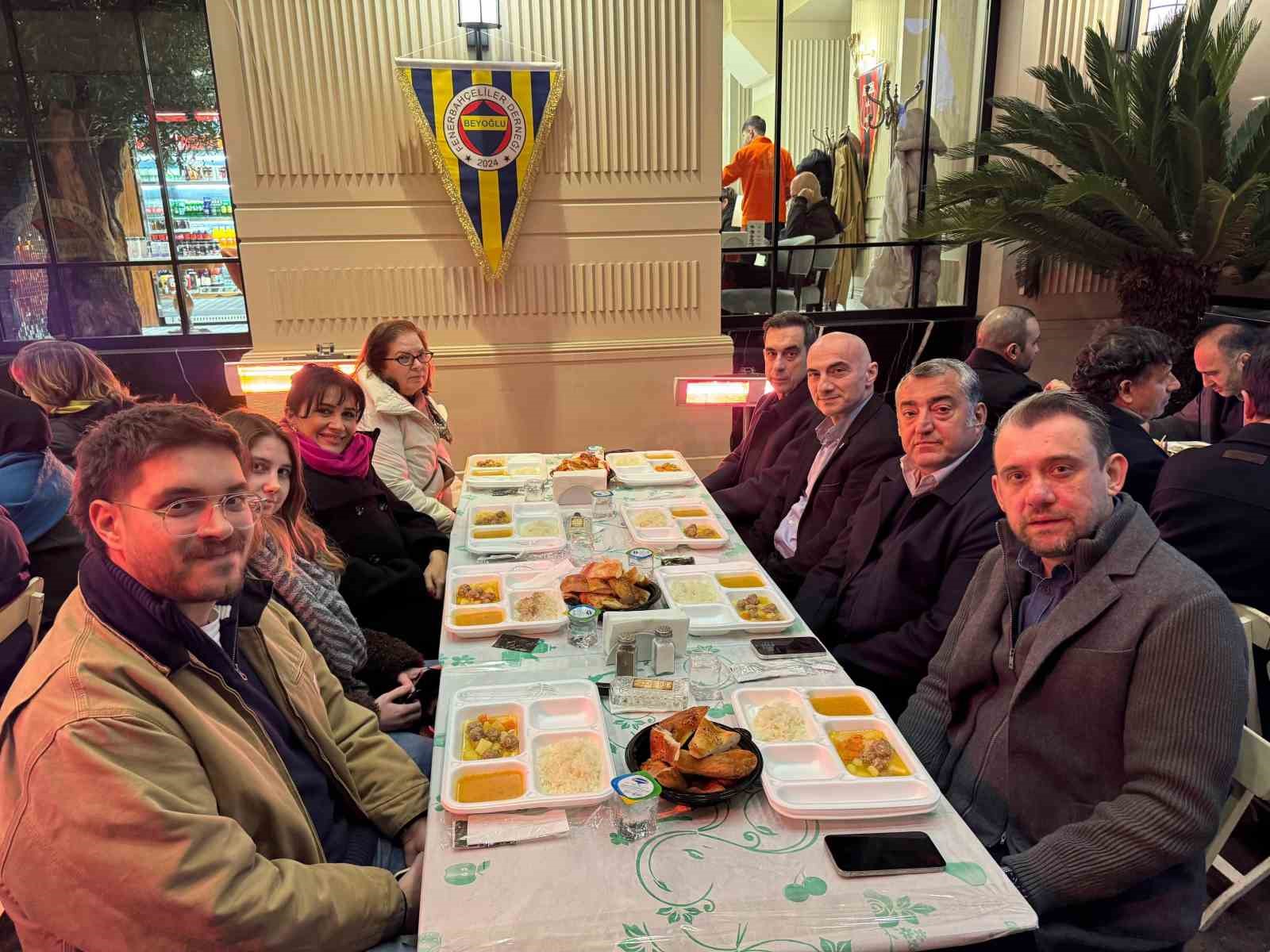 beyoglu fenerbahceliler dernegi sokak iftarlarina devam ediyor 0 Ju7XT6uJ