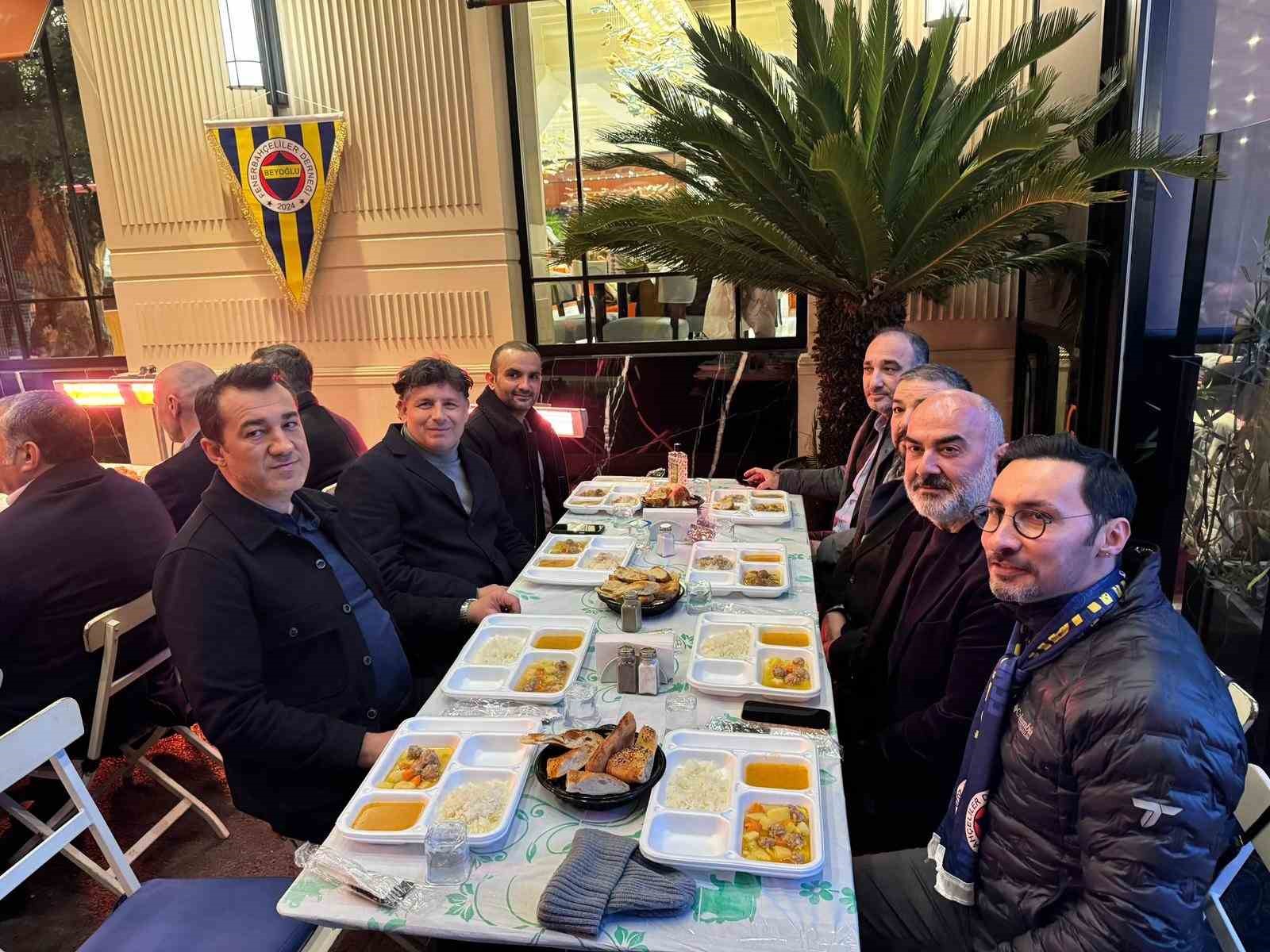 beyoglu fenerbahceliler dernegi sokak iftarlarina devam ediyor 1 B9FKfZUK