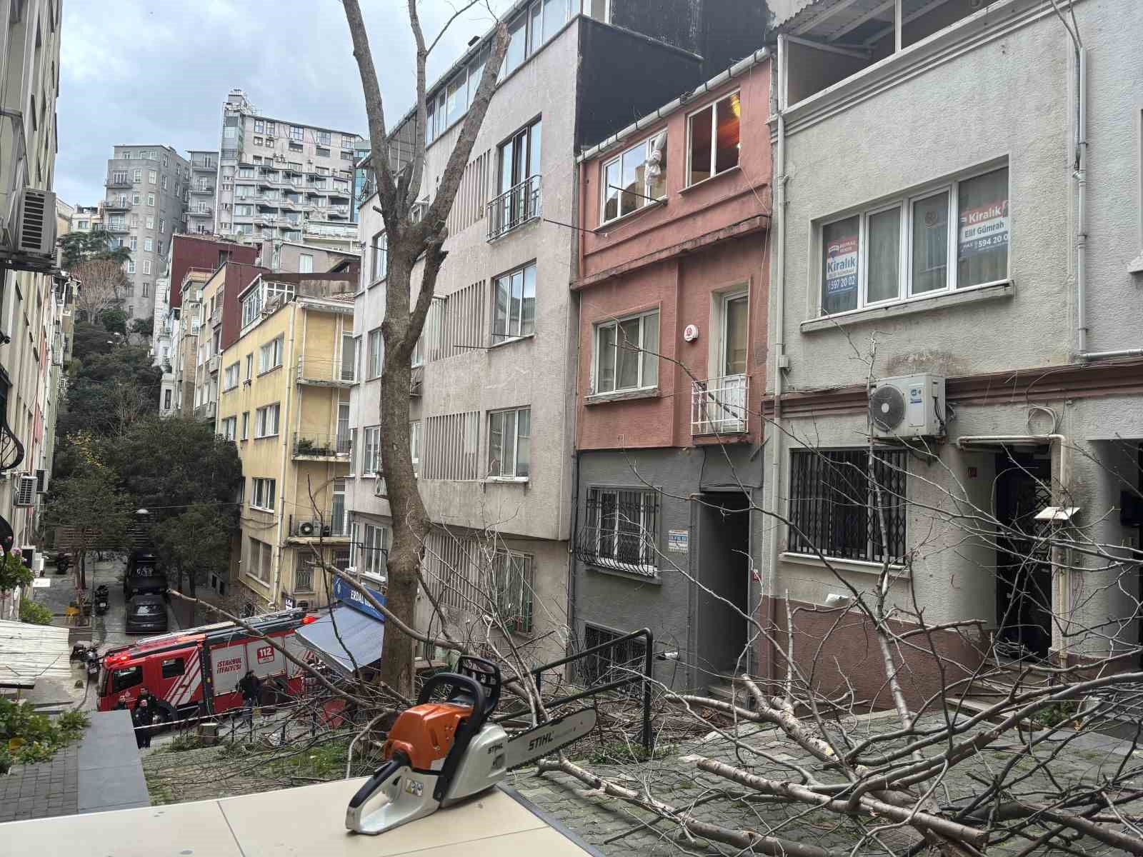 Beyoğlu’nda ağacın kırılan dalları binanın üzerine düştü 5 beyoglunda agacin kirilan dallari binanin uzerine dustu 1 GJ38fdA2