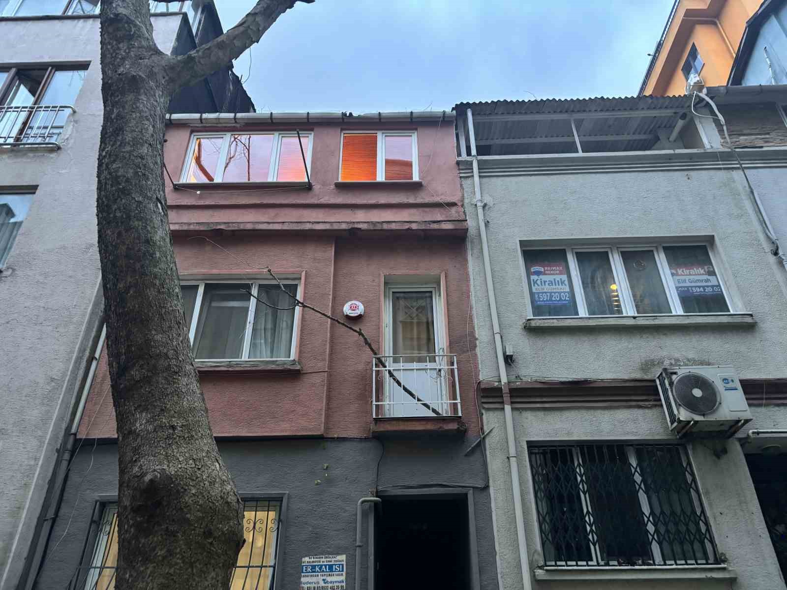 Beyoğlu’nda ağacın kırılan dalları binanın üzerine düştü 7 beyoglunda agacin kirilan dallari binanin uzerine dustu 3 eCdFUGrK