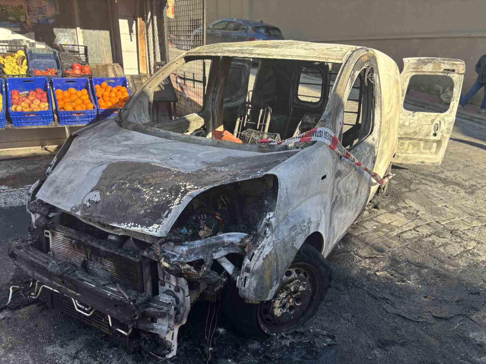 beyoglunda alev alev yanan arac kule dondu yangin markete sicradi 0 zadSuNdD