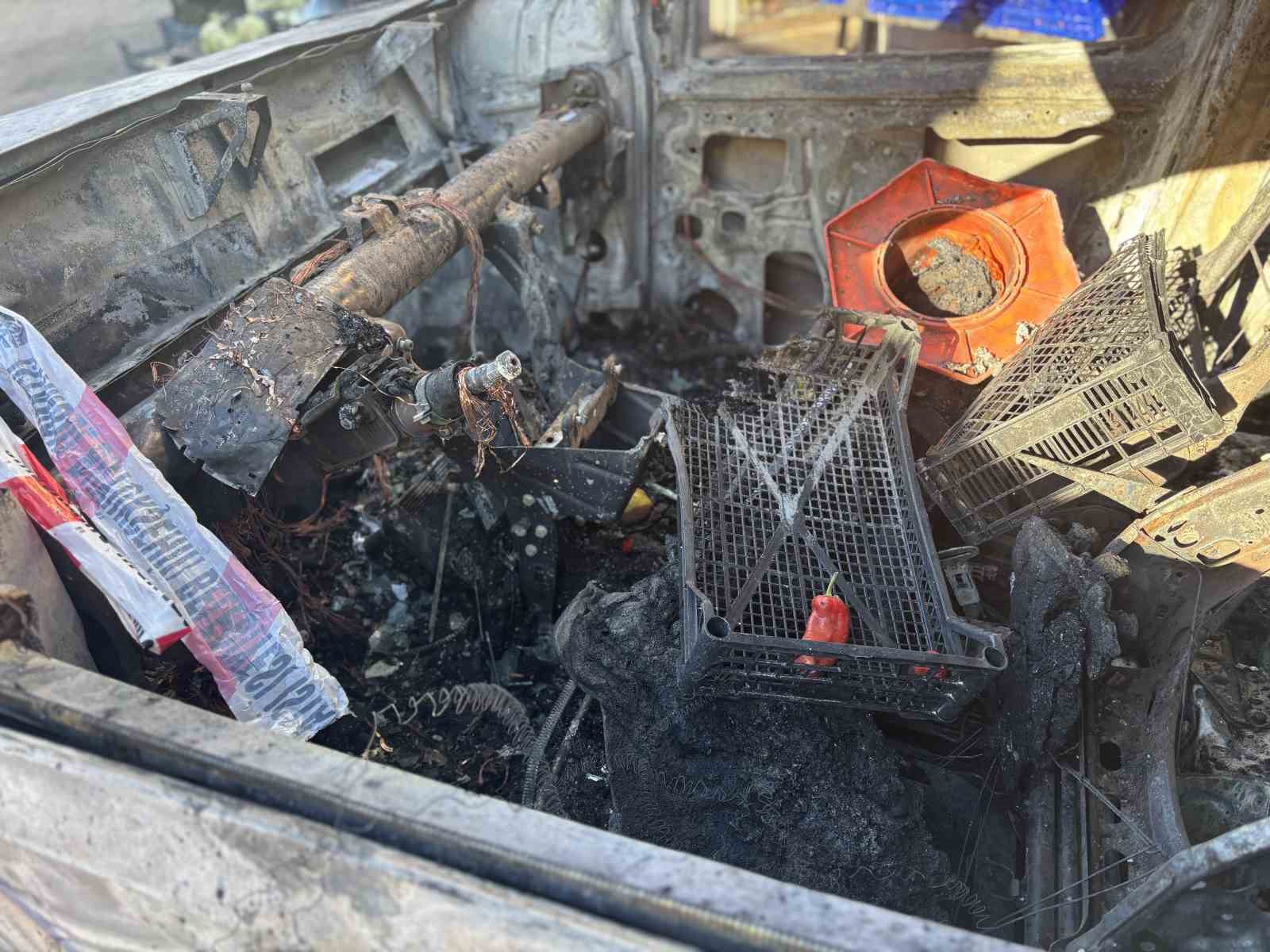 beyoglunda alev alev yanan arac kule dondu yangin markete sicradi 4 ZkRJvHHO
