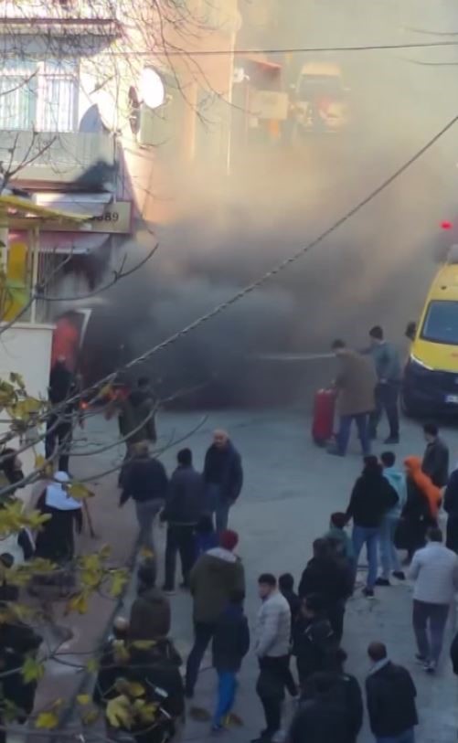 beyoglunda alev alev yanan arac kule dondu yangin markete sicradi 5 GDK9Igbj