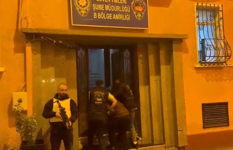 Beyoğlu’nda aynı gün iki hırsızlık olayına karışan şüpheli tutuklandı 5 beyoglunda ayni gun iki hirsizlik olayina karisan supheli tutuklandi 1