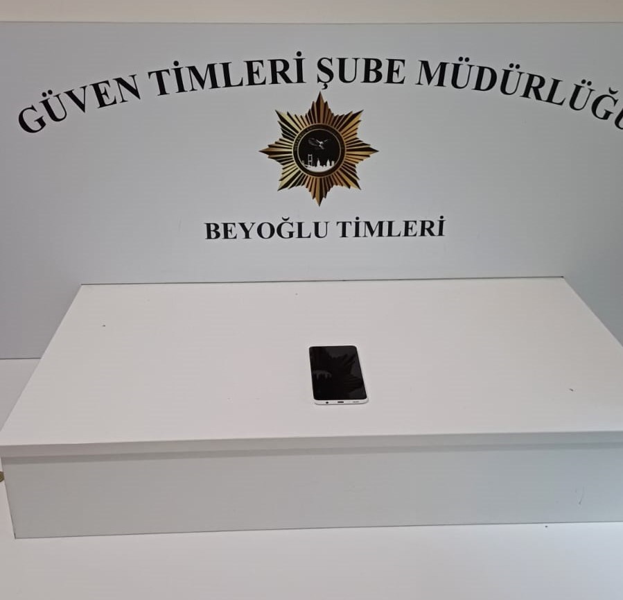 beyoglunda bankta uyuyan kisinin telefonun calindigi anlar goruntulendi 0 pFOaYYKY